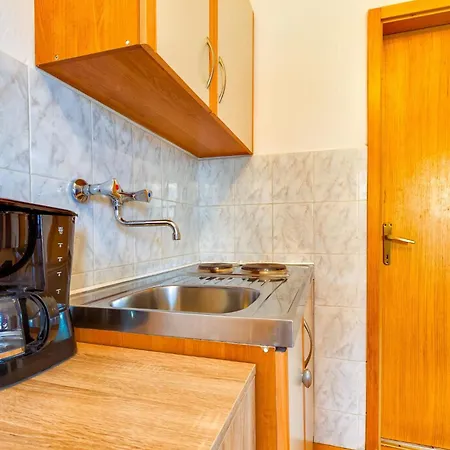 Studioapartment Meri 4 *