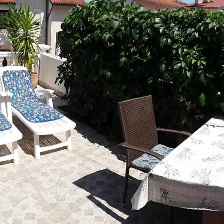 Studioapartment Meri 4 *